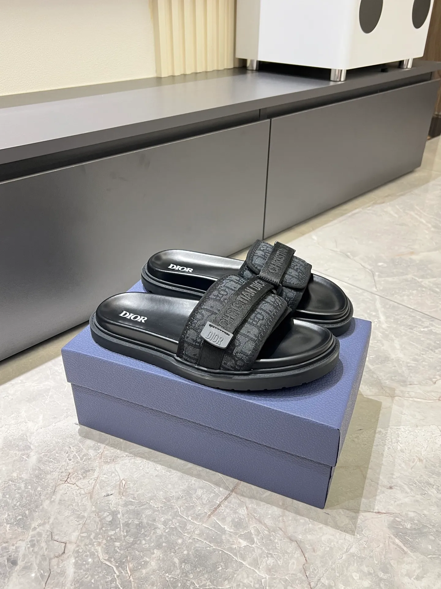 Men's men's shoes 💰p300 Size 38-45 Dior Dior's latest H-Town series Oblique thick sole slippers sandals Original purchase development and production This Dior H-Town sandals pay tribute to the classic logo of sports style and highlight Dior's high-end spirit. Crafted from black rubber with a beige and black Oblique printed upper, it's accentuated with tonal calfskin details. The rubber sole incorporates a variety of elements and is embellished with the Dior logo for a refined, futuristic look. Can be worn with shorts or jeans. Comes with exquisite packaging at the counter 🛍📦 ▪️ Fabric: Original customized imported Oblique embroidery ▪️ Lining: Imported soft sheepskin ▪️ Sole: Original molded ultra-light foam material ▪️ Bottom thickness: 4CM